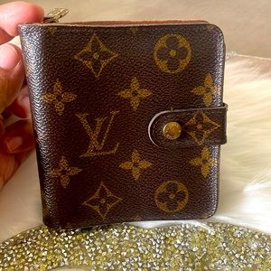 Authentic LOUIS VUITTON
2007 LV Monogram Zippy Compact Wallet